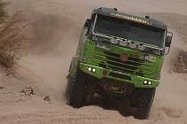 Zelená Spáčilova Tatra na trase spojovačky Rallye Dakar 2010 mezi La Riojou a Fiambalou. 