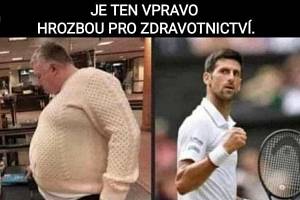 Tento mem porovnávající moderátora BBC se srbským tenisou dosáhl jen z profilu Václava Klause ml. 1,7 tisíce sdílení. Srovnání je ale nepravdivé, protože fotografie Nolana je několik let stará. Lživý byl i popisek memu