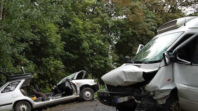 Tragická dopravní nehoda se stala v pátek 5. srpna mezi Ťoužimí a Žluticemi na Karlovarsku. Při srážce dodávky a osobního auta zemřel řidič osobního vozu. Další tři osoby byly zraněny.