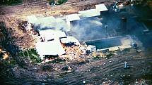 Terorista McVeigh tvrdil, že bombovým útokem se chtěl pomstít za útok bezpečnostních složek na sídlo sekty Davidiánů ve Waco v roce 1993 (na snímku pozůstatek objektů, v nichž členové sekty žili)