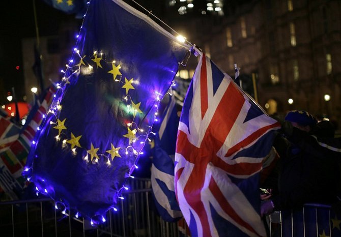 Vlajky Británie a Evropské unie - ilustrační foto