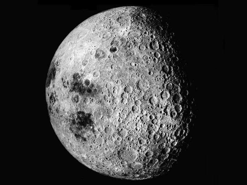 Snímek odvrácené strany Měsíce pořízený z lodi Apollo 16