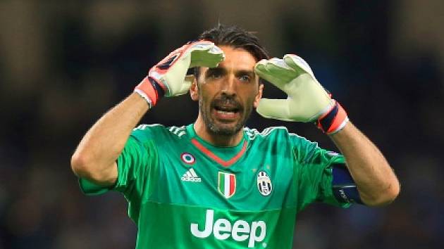 Brankář Gianluigi Buffon v dresu Juventusu, se kterým zažil největší úspěchy.