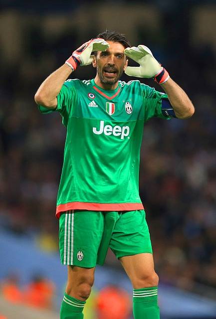 Brankář Gianluigi Buffon podržel Juventus hned v úvodu zápasu proti Manchesteru City.