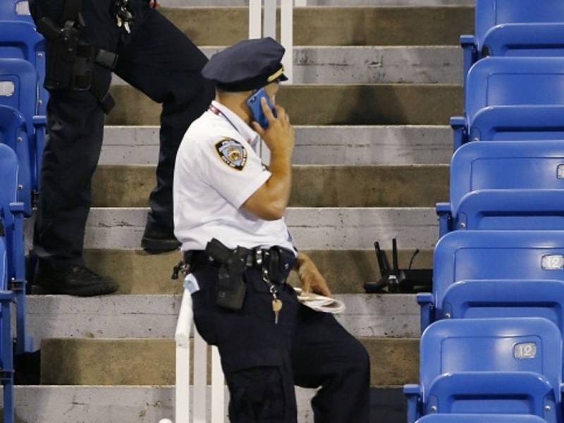 Policie zajišťuje dron, který spadl během zápasu na US Open do hlediště.