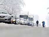 Kolona aut v zimě. Ilustrační foto