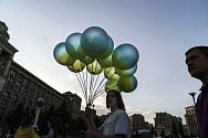 Prodavač na kyjevském náměstí Nezávislosti (Majdan) nabízí modré a žluté balonky 23. srpna 2022, den před oslavami výročí nezávislosti Ukrajiny