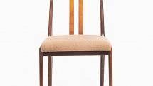 Dřevěná jídelní židle byla vyrobena národním podnikem Dřevotvar Jablonné nad Orlicí pravděpodobně v sedmdesátých letech.