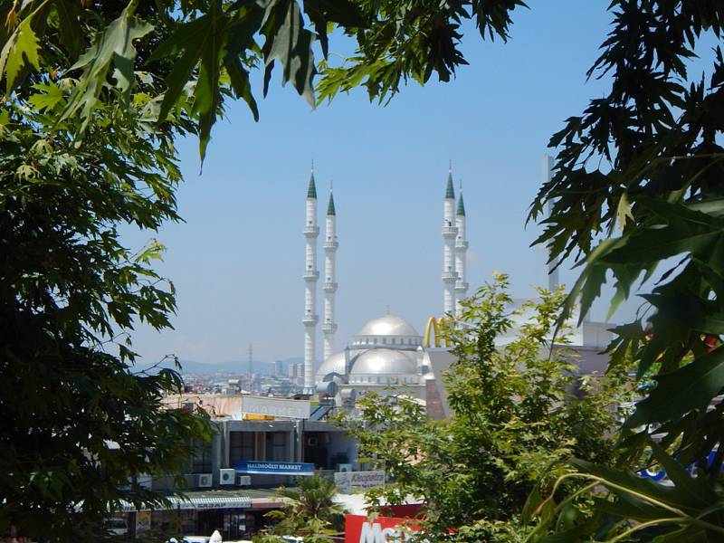 Alanya: mešita a McDonald's