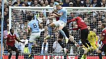 Fotbalista Manchesteru City Erling Haaland (uprostřed) dává hlavou gól do sítě Manchesteru United