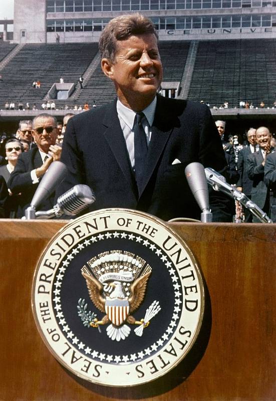 John F. Kennedy při legendárním projevu We choose to go to the Moon v září 1962.