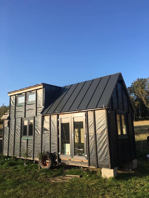 Osmnáctiletý Radek Pospíšil si ve svých šestnácti letech začal vlastníma rukama budovat tiny House. Dnes už plně vybavený dům je jeho splněným snem.