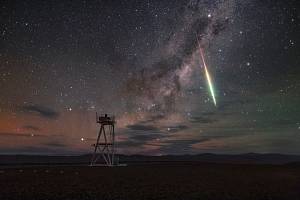 Padající meteorit a mléčná dráha, ilustrační foto