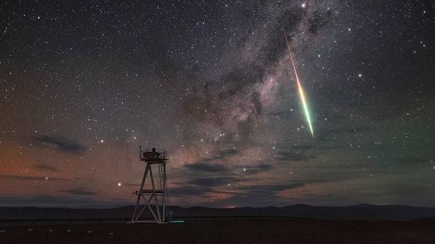 Padající meteorit a mléčná dráha, ilustrační foto