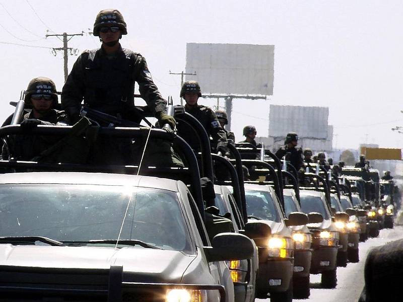 Dva tisíce vojáků vláda vyslala v pátek do města Ciudad Juaréz na hranici se Spojenými státy. Mají pomoci v boji proti drogovým gangům.