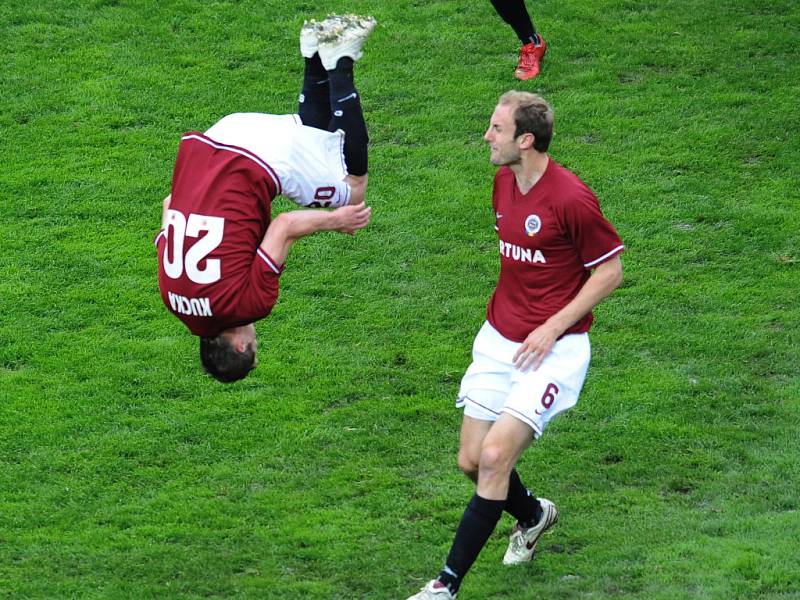 Sparťan Juraj Kucka (vlevo) saltem oslavuje svůj gól do sítě Plzně. Přihlíží jeho spoluhráč Roman Hubník.