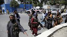 Bojovníci Tálibánu v afghánské metropoli Kábulu