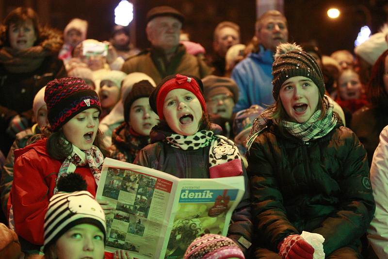 Česko zpívá koledy s deníkem na Alšově náměstí v Ostravě-Porubě. Lidé si zazpívali koledy společně s dětským sborem a zpěvačkou Markétou Konvičkovou