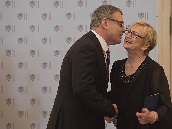 Olympijská vítězka Věra Čáslavská převzala 17. června v Praze z rukou ministra zahraničí Lubomíra Zaorálka cenu Gratias Agit 2016.