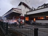 V Horní Cerekvi na Pelhřimovsku hoří 6. listopadu od časných raních hodin skladová hala společnosti IBK - Trade, zabývající se balením a pražením ořechů a sušeného ovoce. 