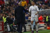 Cristiano Ronaldo a kouč Realu Zinedine Zidane během derby s Atléticem.