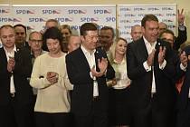 Tomio Okamura (uprostřed) slaví úspěch SPD ve volbách.