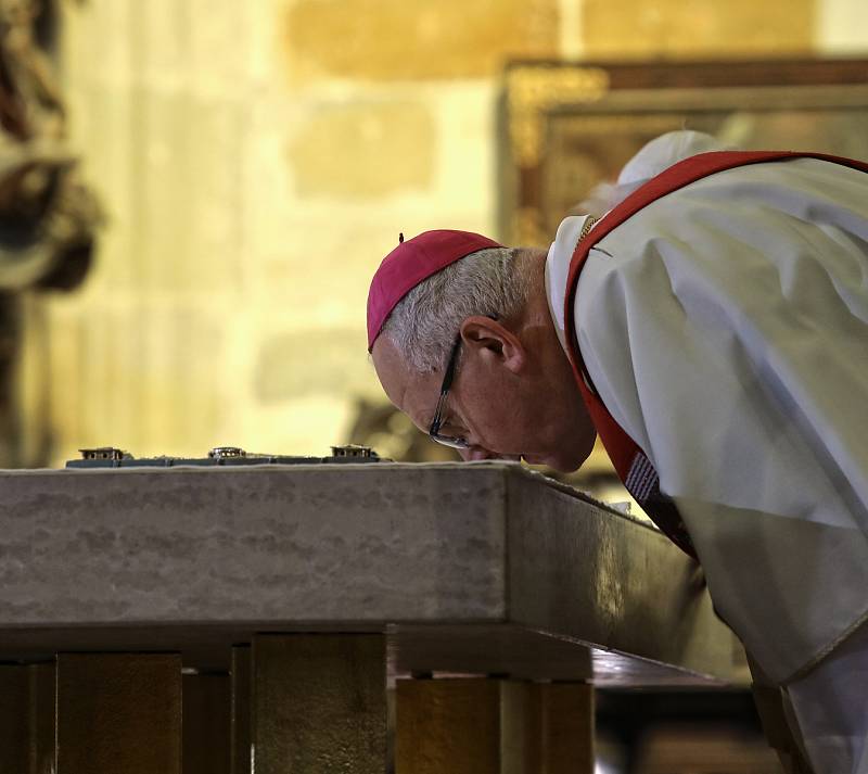 Převezení ostatků kardinála Josefa Berana do Chrámu svatého Víta.