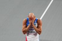 Překážkář Petr Svoboda s hlavou v dlaních po nedokončeném rozběhu na halovém mistrovství světa v Glasgow.