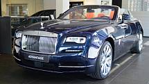 Rolls-Royce Dawn, cena 11 490 000 Kč. Další Rolls-Royce v seznamu si můžete prohlédnout u Advantage Cars v Praze. Kabriolet Dawn je po prvním majiteli, ale jeho řidič s ním zrovna moc nenajezdil. Najeto má 1200 kilometrů.