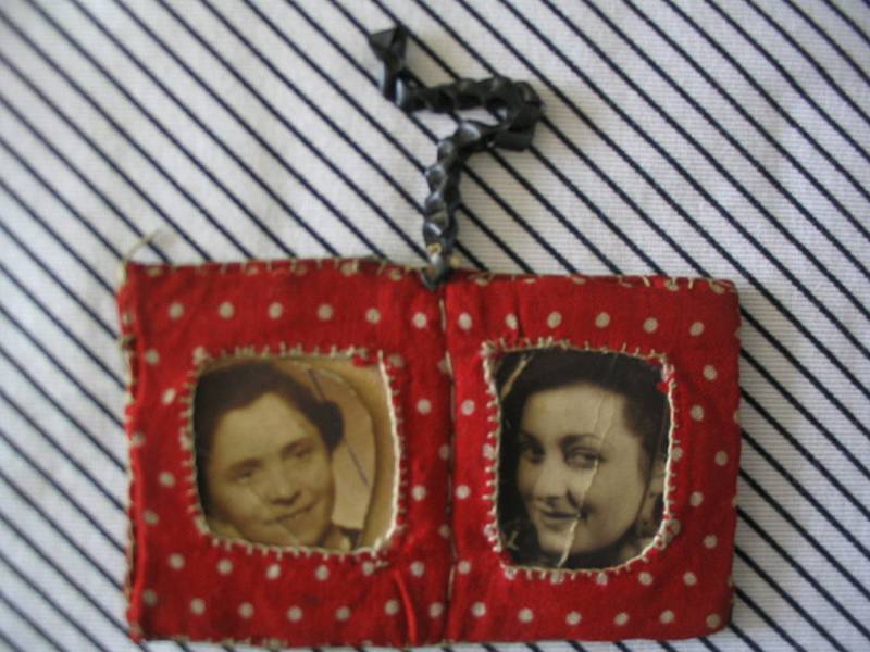 Ručně šitý medailonek s portréty matky a sestry.