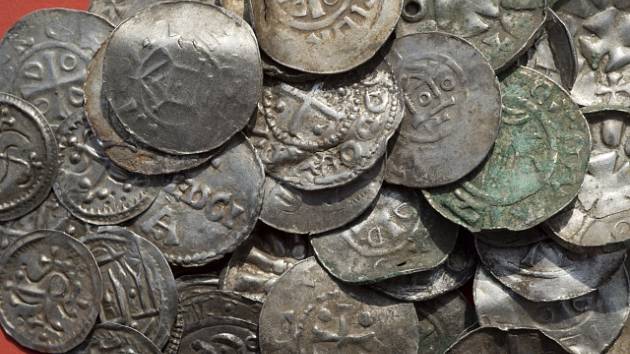 Arkeologer har oppdaget en sølvskatt på øya Rügen.  Han er over tusen år gammel