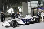 Nový monopost BMW Sauber F1.08 byl představen v sídle automobilky BMW v Mnichově, na místo byl dopraven výtahem.