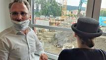 Primář kliniky anesteziologie, perioperační a intenzivní medicíny Josef Škola ukazuje probíhající rekonstrukci ústecké nemocnice.