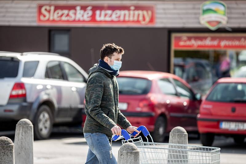 V nouzovém stavu musí mít každý člověk povinně respirátor. A to nejen v obchodě, ale i běžně na veřejnosti.