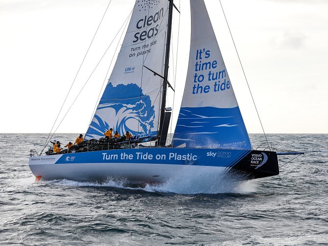 Jachta Turn the Tide on Plastic během závodu Volvo Ocean Race analyzuje mořskou vodu a měří množství mikroplastů.