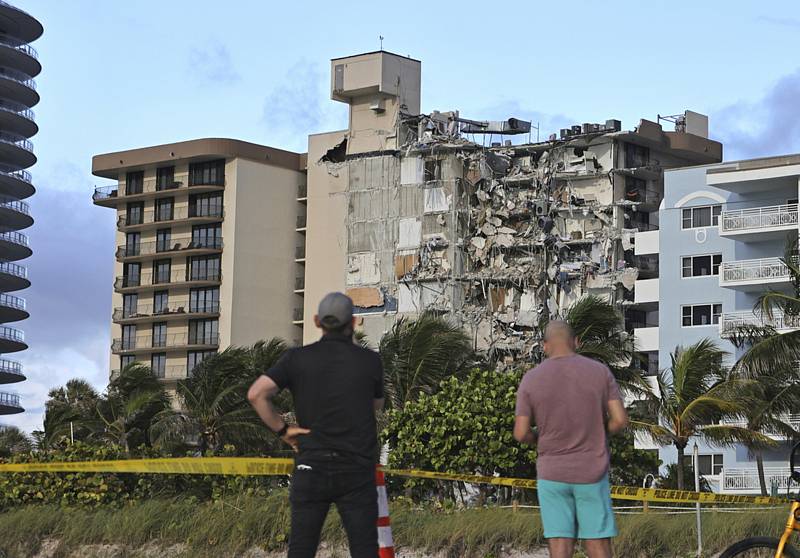 Zřícený dům u Miami na Floridě na snímku z 24. června 2021