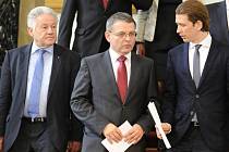 Ministr zahraničí ČR Lubomír Zaorálek (uprostřed) a rakouský ministr evropských a zahraničních věcí Sebastian Kurz (vpravo) na tiskové konferenci 11. listopadu na zámku v Mikulově na Břeclavsku. Vlevo je hornorakouský hejtman Josef Pühringer.