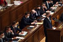 Premiér Petr Fiala hovoří na schůzi sněmovny.