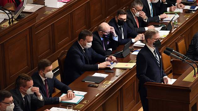 Premiér Petr Fiala hovoří na schůzi sněmovny.