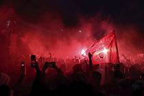 Fanoušci Liverpool se radují v ulicích města z ligového titulu.