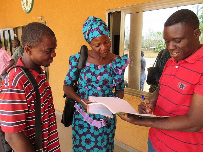 Obyvatelé Beninu a Toga studují pokyny pro obyvatelstvo během šíření horečky Lassa