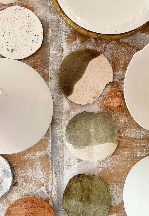 Ze skořápek od vajec vytváří umělkyně vázy, nádoby i podšálky