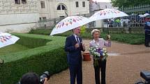  Mezi kapkami deště. Premiér Petr Fiala vítá předsedkyni Evropské komise Ursulu von der Leyenovou 1. července po příjezdu do Litomyšle na zahájení předsednictví Česka v EU.