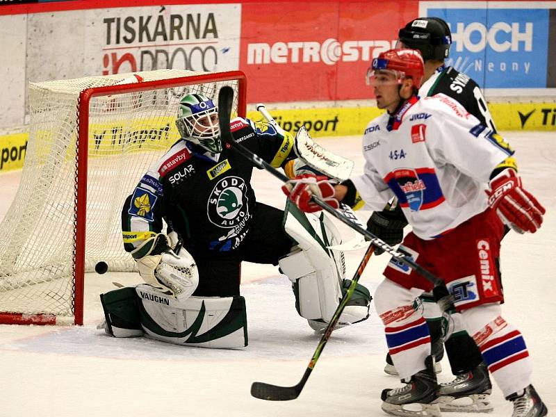 Duel mezi celky HC Mountfield České Budějovice a BK Mladá Boleslav. Marek Schwarz dostal gól od Petra Gřegořka