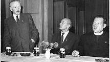 pro výbornou znalost němčiny byl Josef Plojhar (vpravo) častým členem zahraničních delegací