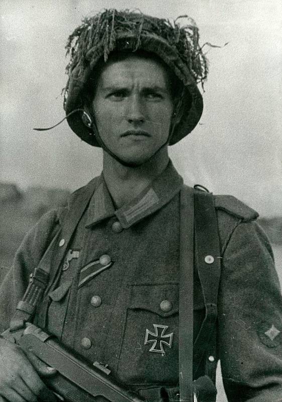 Samopalník španělské Modré divize Roberto Mericaechevarría Alcorta ve střelecké uniformě s Železným křížem. Vyzbrojen je německým samopalem MP 40