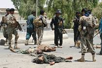 Islámští radikálové v Afghánistánu zabili při dvou útocích dalších nejméně 13 příslušníků afghánských bezpečnostních sil a dva unesli.