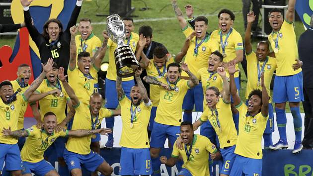 Fotbalisté Brazílie s pohárem se radují z vítězství na Copa Américe.