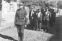 Litevský nacistický policista s židovskými vězni, červenec 1941