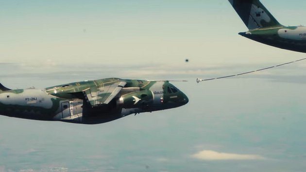 Transportní letoun C-390 může sám tankovat i být natankován ve vzduchu